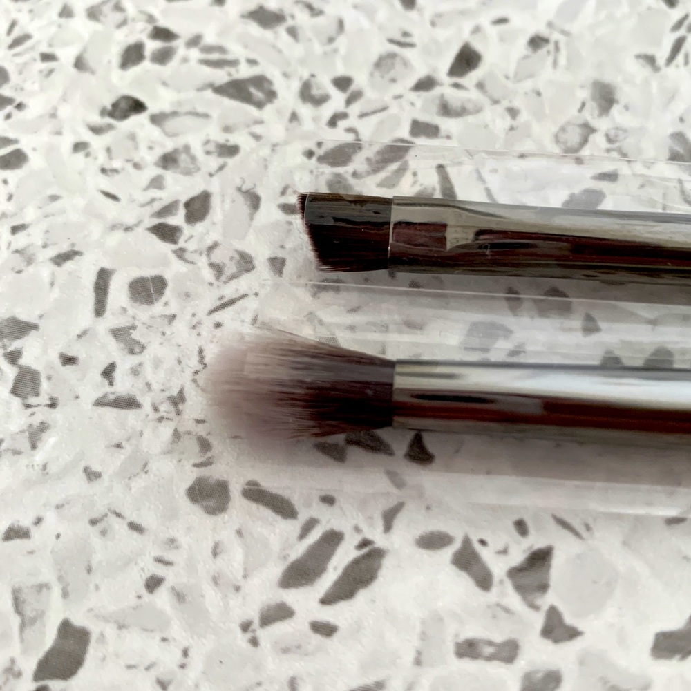 2 brushes: contour & brow